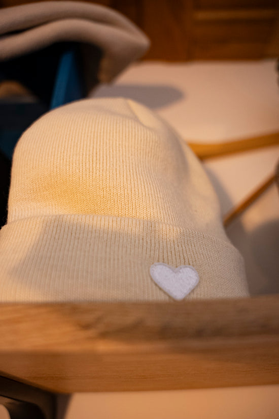Le bonnet beige à coeur blanc des kids