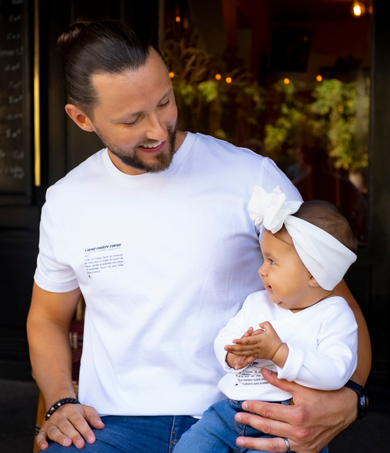 Le t-shirt coeur contre coeur des parents 💕