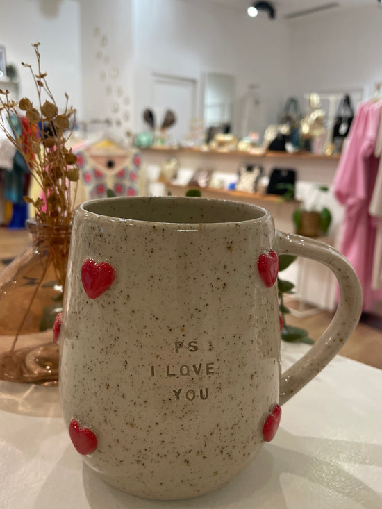Les giga mugs à coeurs et a messages Lucie Céramique x Born to be Family