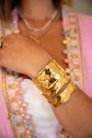 Le bracelet manchette martelé doré