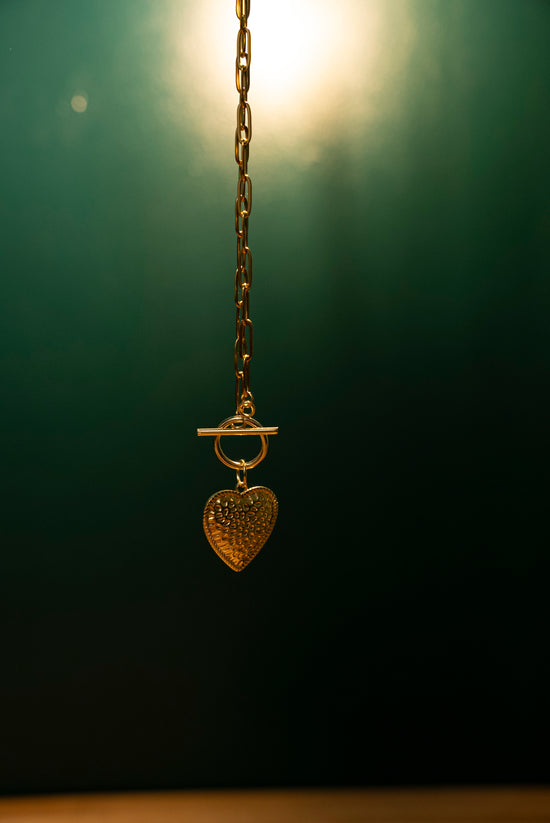 Le collier à mailles et coeur martelé doré