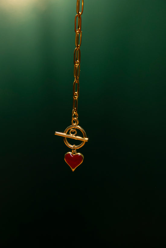 Le collier médaillon coeur rouge