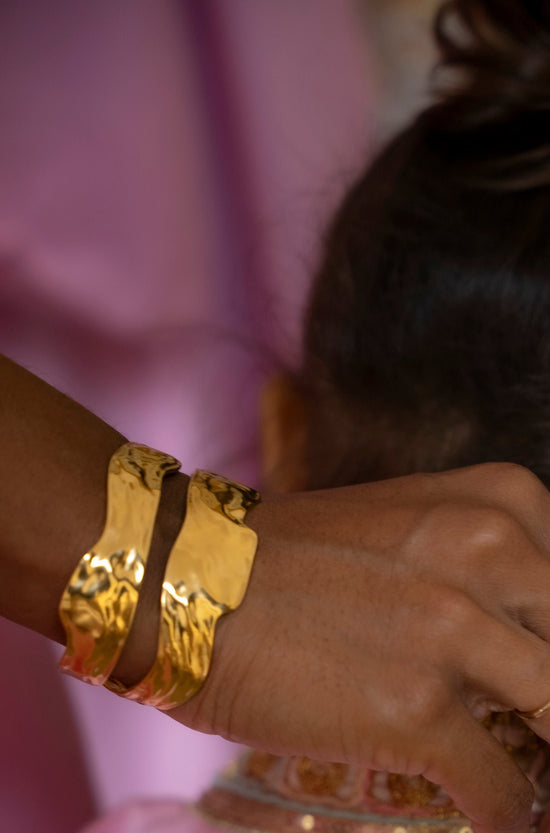 Le bracelet manchette martelé doré