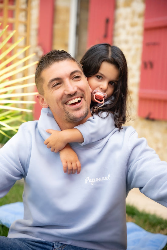 Le sweat bleu pastel des papounets