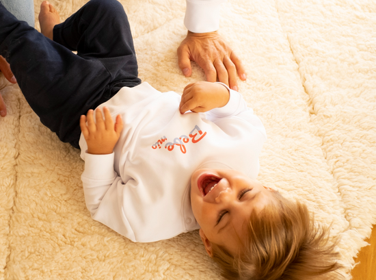 Le sweat blanc Bébé mio des kids