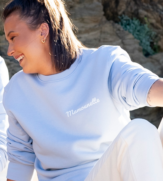 Le sweat bleu pastel des mamounettes